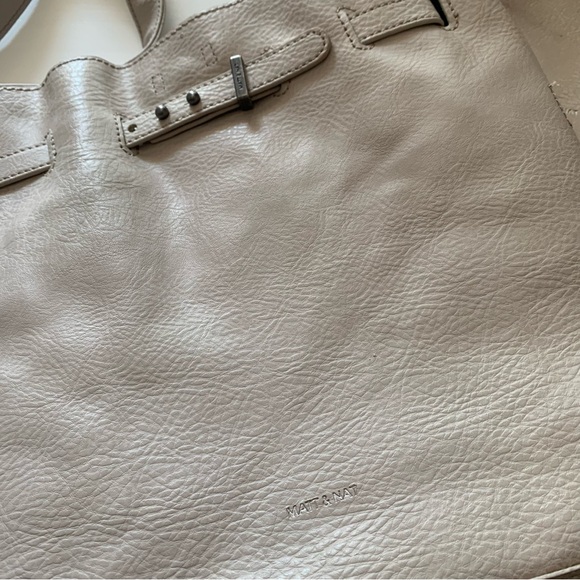 Matt & Nat | Lexi vegan bucket bag | Includes snap in pouch | Off white grey - Picture 2 of 8